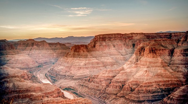 大峡谷夜晚的光影奇观|一场自然与科技的视觉盛宴 大峡谷夜晚的光影奇观|一场自然与科技的视觉盛宴