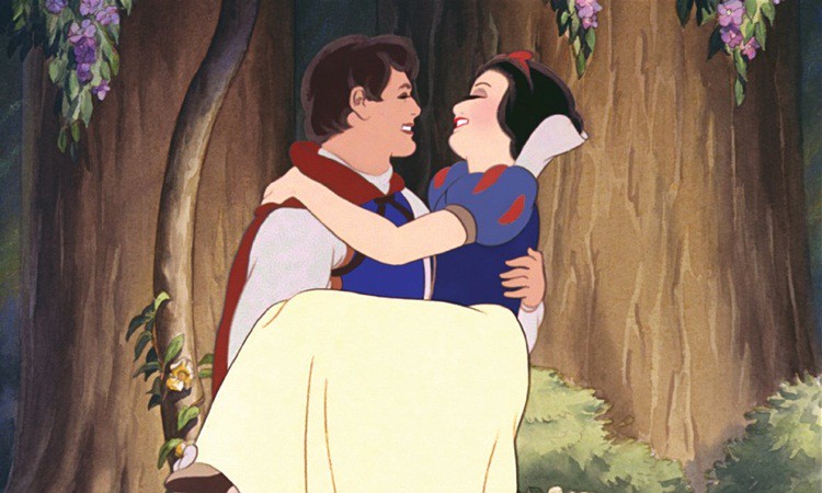 水晶湖畔的邂逅：一场跨越王国的爱情传奇