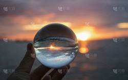 潜入深海的光之谜：水下光环金属球的神秘世界