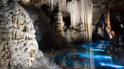 蓝光下，喀斯特地貌与青铜面具的神秘对话？