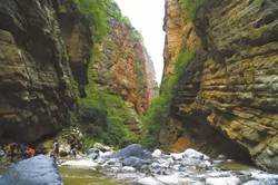 悬崖村的黑胶片丨我们为何在荒芜中看见彩虹