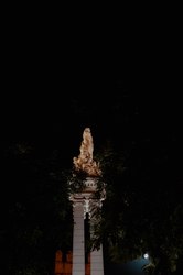 离奇失踪的倒挂雕像—真相背后的谜团