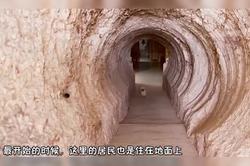 那个被风沙掩埋的无人村，藏着最烫手的旧磁带…