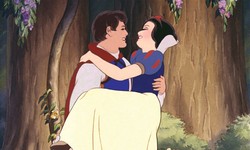 水晶湖畔的邂逅：一场跨越王国的爱情传奇