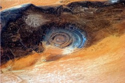 沙漠深处的神秘光雾，人类与自然的对话…