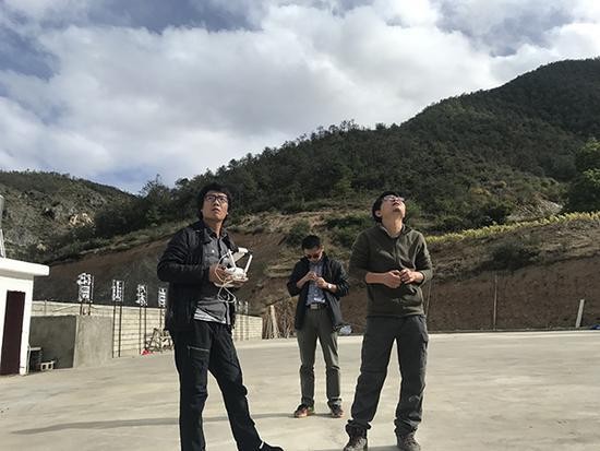 指南针乱转悬崖村金属球丨一场关于信仰与科学的迷途 指南针乱转悬崖村金属球丨一场关于信仰与科学的迷途