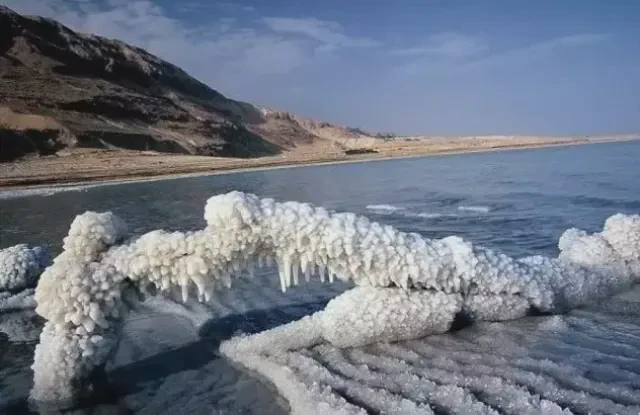 死海边的神秘自燃：一场科学与想象的交响