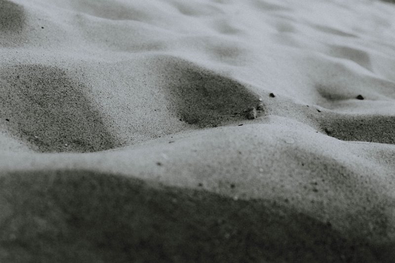 雷暴夜的谜影—高地沙中琥珀的失踪之谜