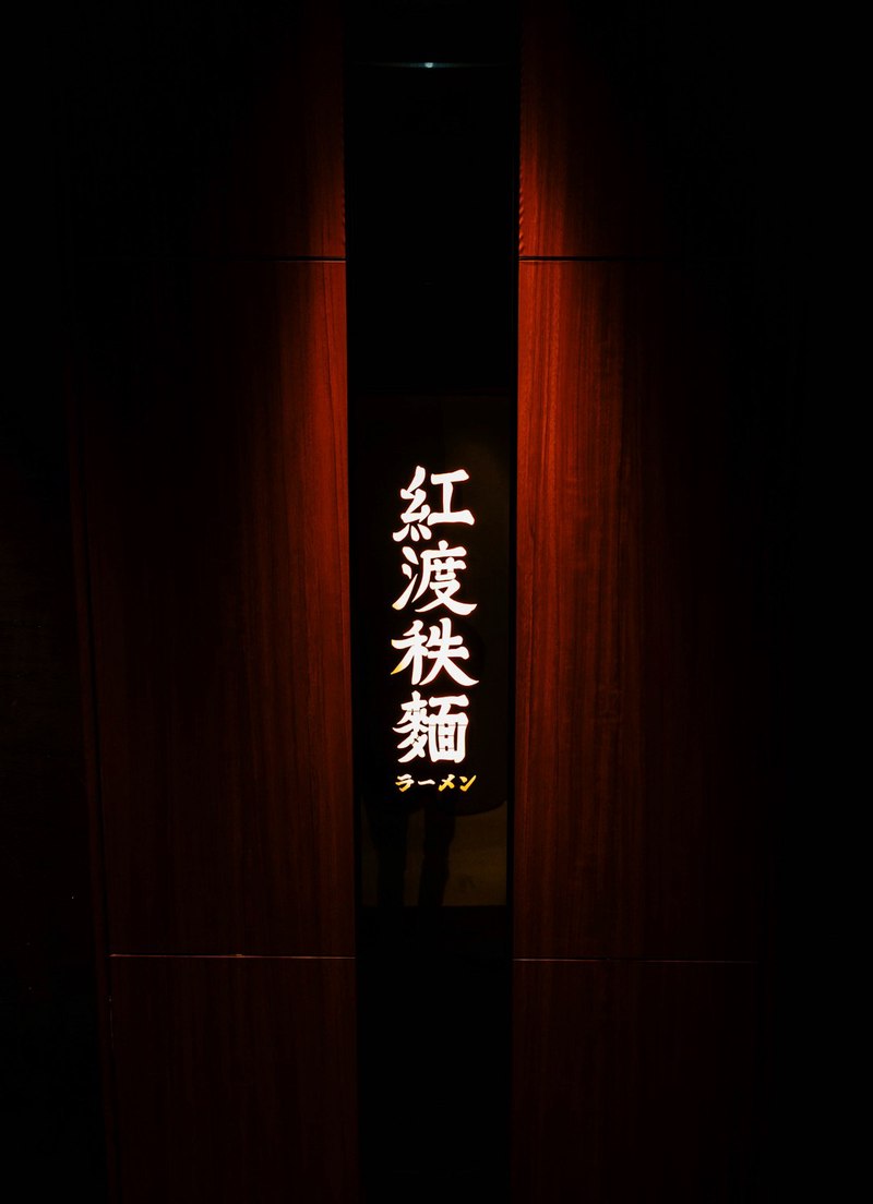 她把脚藏进沙发缝里…