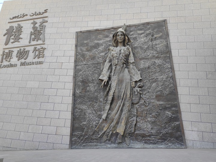 在楼兰的沙尘里，我看见了不该存在的黑胶片？