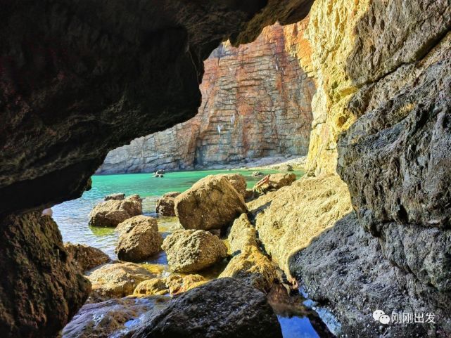 海蚀洞里的“人”:当光线与岩石玩起捉迷藏 海蚀洞里的“人”:当光线与岩石玩起捉迷藏