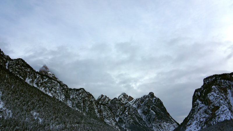 冰川下的秘密丨阿尔卑斯雪女与地底世界的奇妙联结