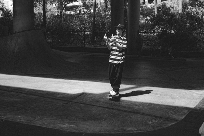 巷口那盏昏黄的路灯下！