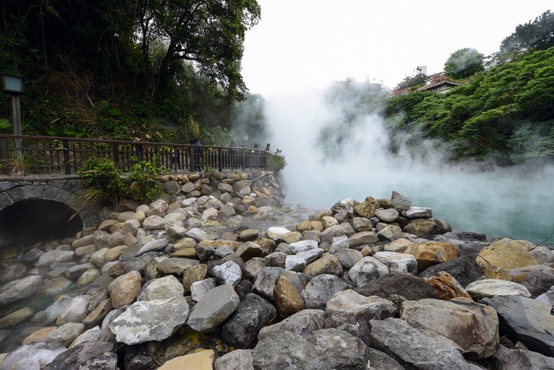 老街上的雨夜灯