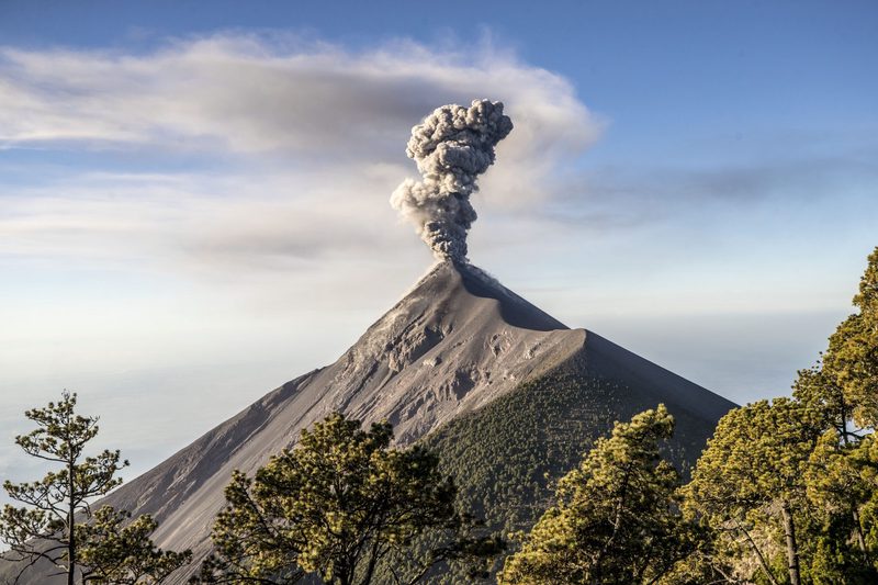 荒漠里的“火蜥”火山？其实它根本不是火，而是大自然的“假火秀”！