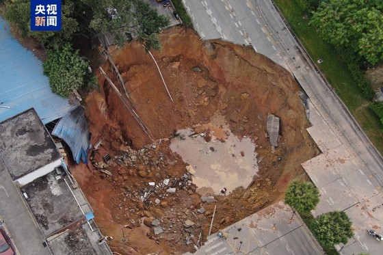 地下三千米｜我遇见了那块连接天空与深渊的黑曜石碑