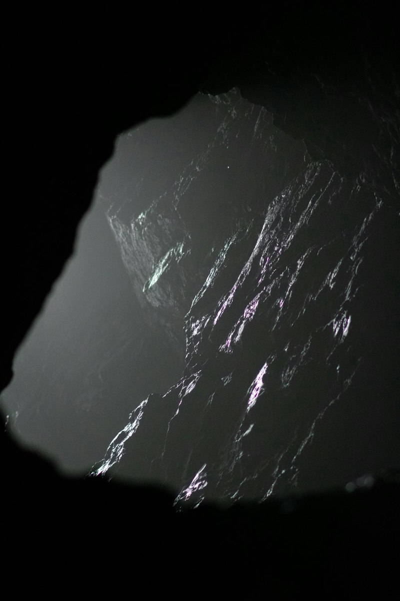 在陨石坑里发现旧磁带的逆向阴影… 在陨石坑里发现旧磁带的逆向阴影…