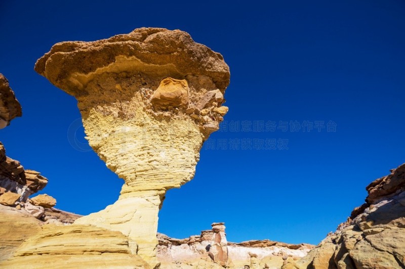 沙漠石林中的黑雾与未知符号｜大自然的神秘密码