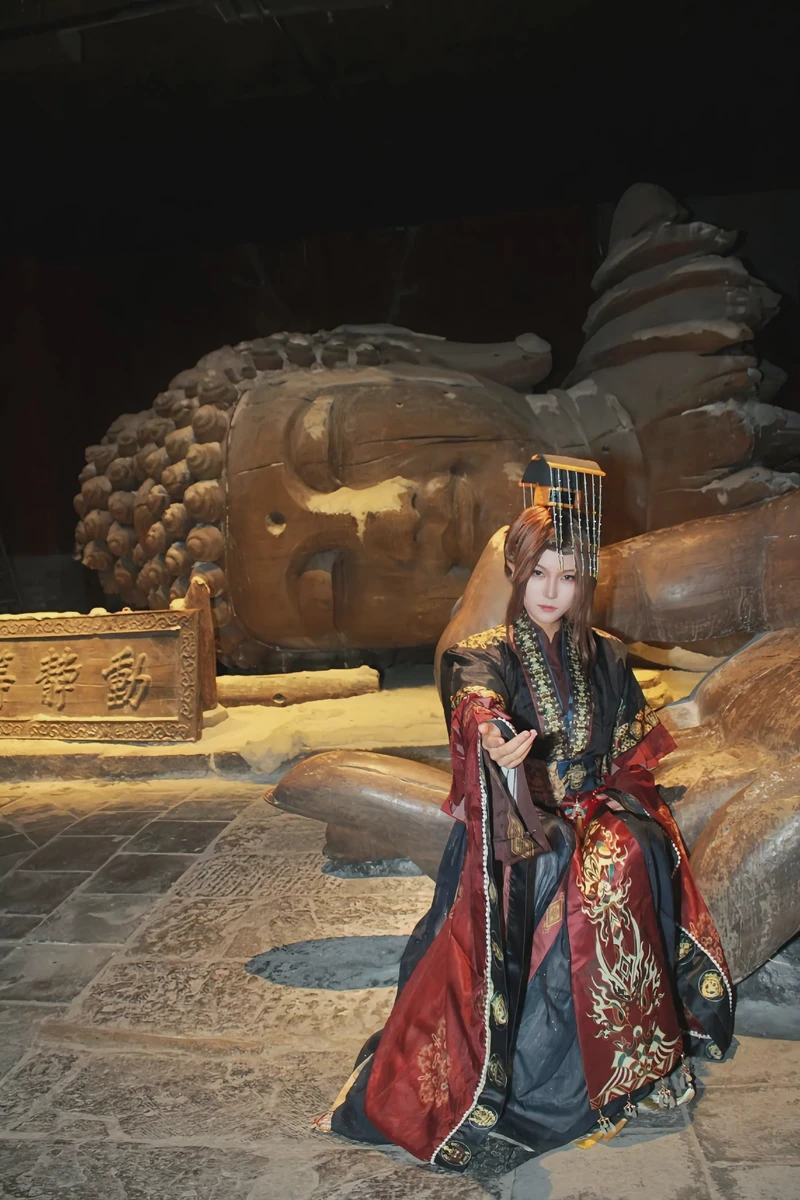 井底的那尊倒挂雕像，怎么成了我们共同的噩梦？