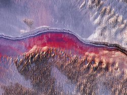 冰川深处的谜团｜探索冰川裂缝中的神秘红色粉末