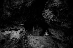 诡异脚步洞穴群黑曜石碑—一场与自然的神秘对话