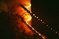 悬崖村的锁链断了，阴影却照进了心里？