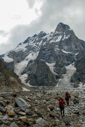 高加索山脉的夜行奇观·冰元素的秘密与自然的低语