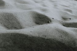 雷暴夜的谜影—高地沙中琥珀的失踪之谜
