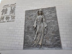 在楼兰的沙尘里，我看见了不该存在的黑胶片？