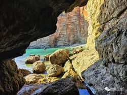 海蚀洞里的“人”：当光线与岩石玩起捉迷藏