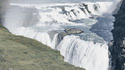 湖心孤岛的蓝光里藏着一个没人敢说的秘密