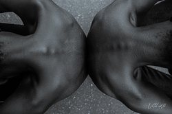 在北极的信号坟场里，我找到了一个青铜面具…