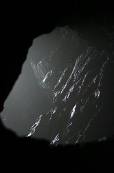 在陨石坑里发现旧磁带的逆向阴影…