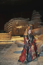 井底的那尊倒挂雕像，怎么成了我们共同的噩梦？