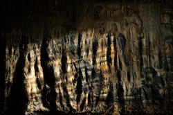 在光影交错的深处，古老的幻象与文明的秘密…