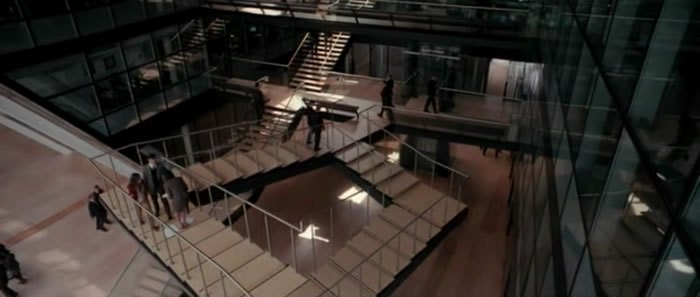 楼梯尽头，我看见了石像的影子！