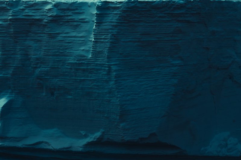 我亲眼见过海底悬崖的黑胶片鬼火，那晚我差点以为自己疯了？