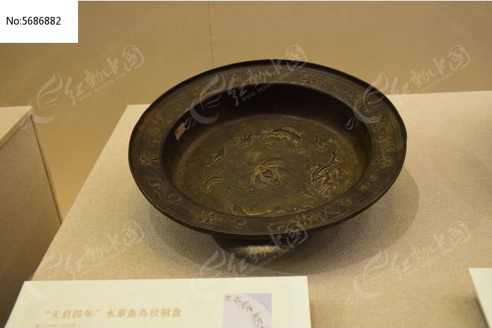 摸着那块铜盘，我好像看见了时间的回圈？