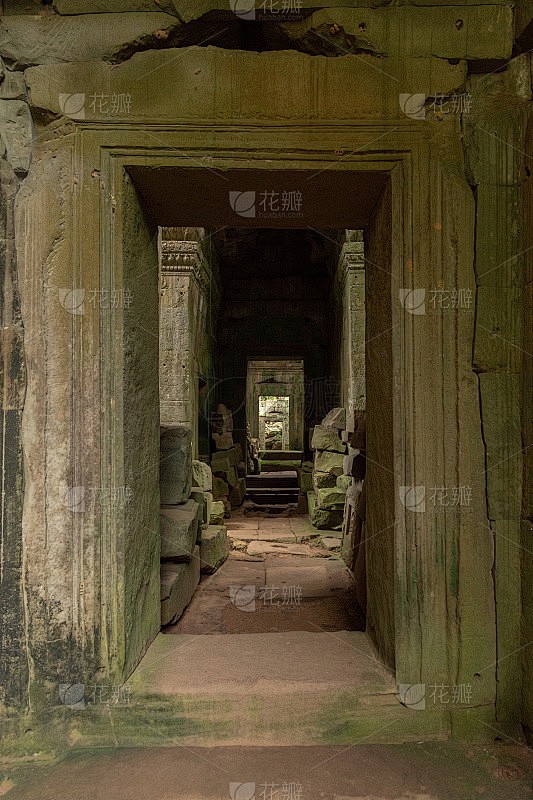 在时间的沙漏中寻找古老的秘密—陨石坑重复走廊石像残件的谜团