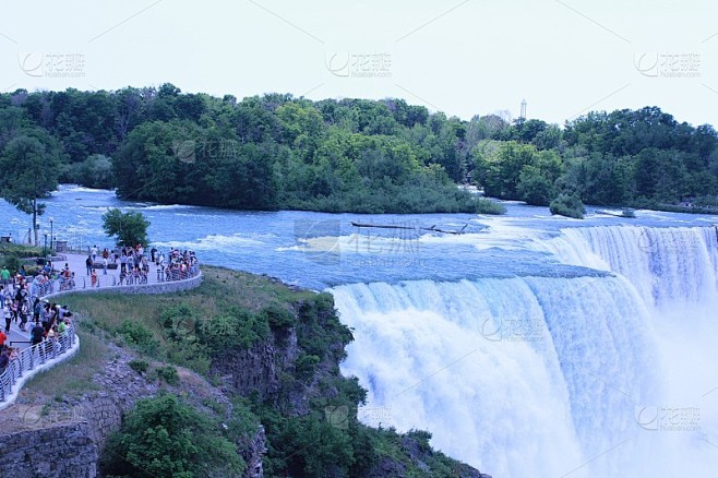 在尼亚加拉瀑布的裂缝里，我找到了一条被遗忘的河？