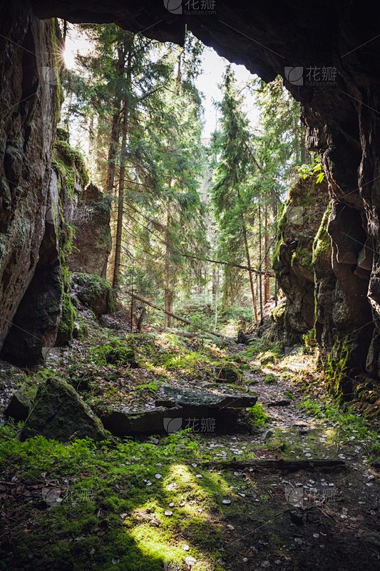 洞穴群里的秘密：冷热点脚印，探寻历史的残影