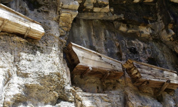 深海之谜：海底悬崖上的玻璃棺与反重力石