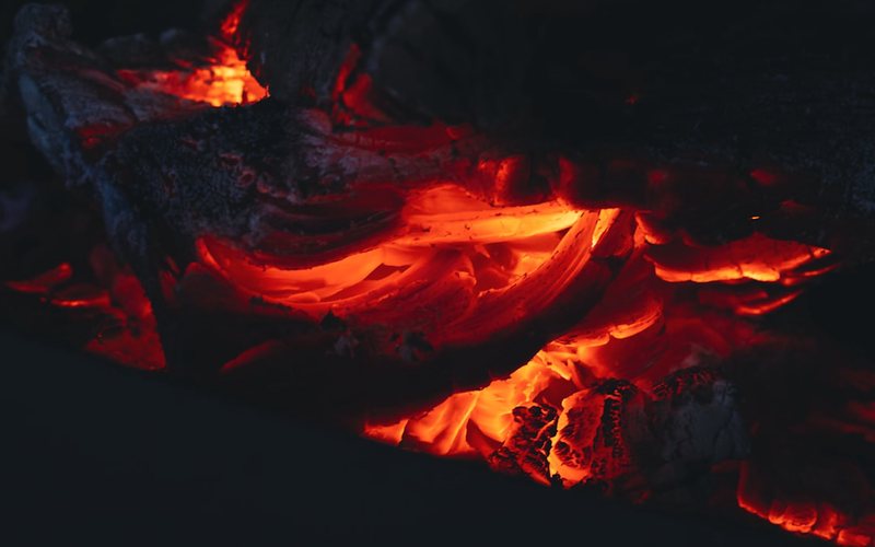 洞穴深处跃动的火光—揭秘传说中的炎魔与科学真相 洞穴深处跃动的火光—揭秘传说中的炎魔与科学真相