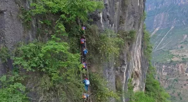 悬崖村的楼梯—一段被时间遗落的记忆 悬崖村的楼梯—一段被时间遗落的记忆