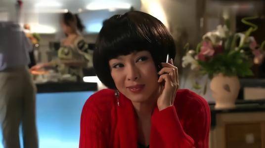 她穿西装的样子，像极了他当年的初恋！