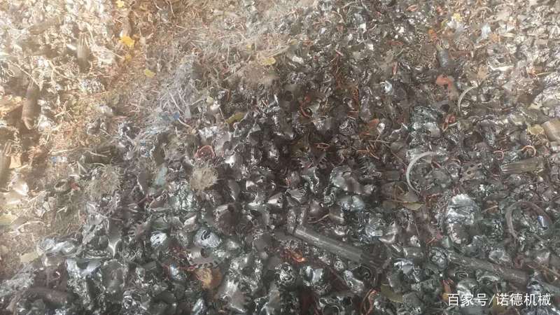 废弃机场的石气球碎片，像被时间遗忘的标本！