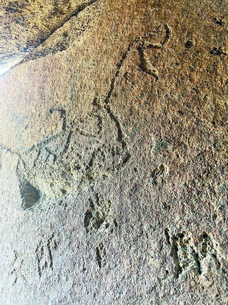 在无信号区的海蚀洞里，我摸到了一块会讲故事的石板