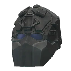 头盔碎片在沙滩上闪着光…