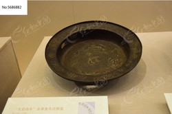 摸着那块铜盘，我好像看见了时间的回圈？