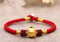 盐湖镜像人红绳结：一次心灵与自然的对话